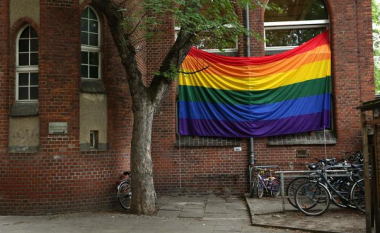 Një xhami në Berlin valoi flamurin e komunitetit LGBTI+