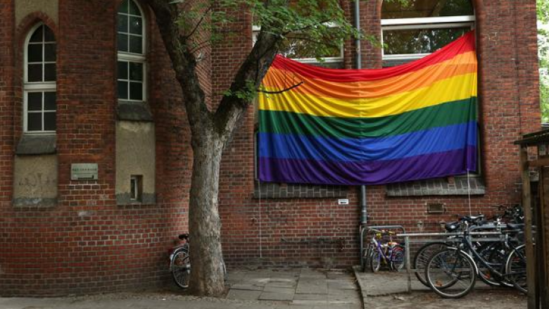 Një xhami në Berlin valoi flamurin e komunitetit LGBTI+