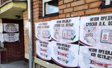 “Nuk ka dorëzim, letërnjoftimi serb do të mbetet”- policia jep detaje rreth vendosjes së pankartave në veri të vendit kundër vendimit për reciprocitet