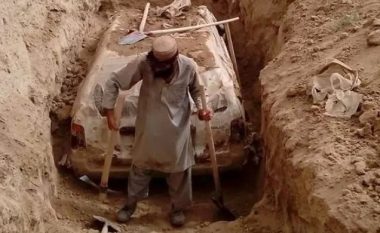 Pas 20 vitesh, talebanët ‘zhvarrosin’ makinën e liderit themelues – të ‘varrosur’ për t’i shpëtuar trupave amerikane