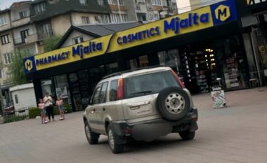Parkoj veturën në trotuar, gjobitet shoferi nga Ferizaj