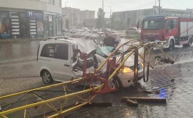 Era e fortë rrëzon vinçin mbi një veturë në Gjilan