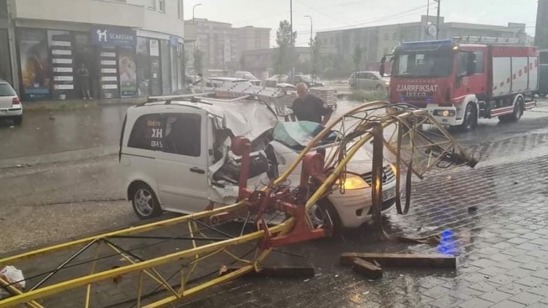 Era e fortë rrëzon vinçin mbi një veturë në Gjilan