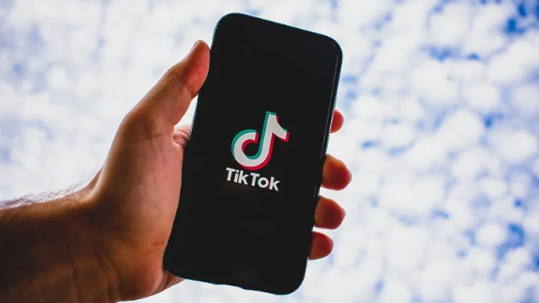 TikTok do të heqë disa klipe nga burimet e adoleshentëve