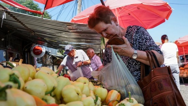 Pas rritjes së çmimeve, pensionistët: Po blejmë pak, sa për t’i provuar