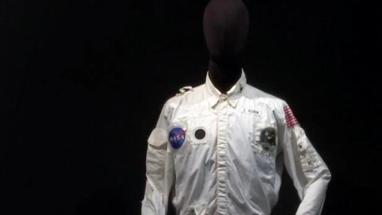 Xhaketa që astronauti e veshi gjatë udhëtimit në Hënë, shitet për 2.8 milionë dollarë