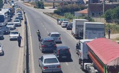 Shembet shtylla elektrike në autostradën Tiranë-Durrës, bllokohet trafiku