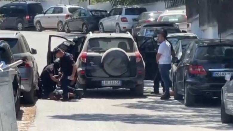 Me armë në dorë, momenti para se autori të qëllojë në Vlorë – një burrë përpiqet ta ndalojë