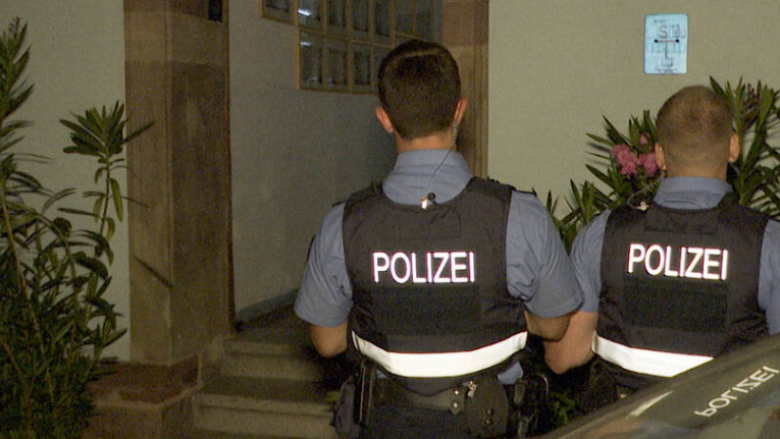 Nëna hedh fëmijët nga ndërtesa, pastaj u hodh edhe vetë – vdes njëri prej vogëlushëve në Gjermani