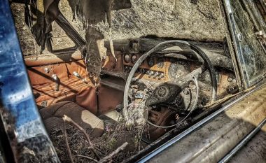 Një eksplorues zbulon “një varrezë misterioze” të makinave klasike në një fshat skocez – sjell disa fotografi nga atje