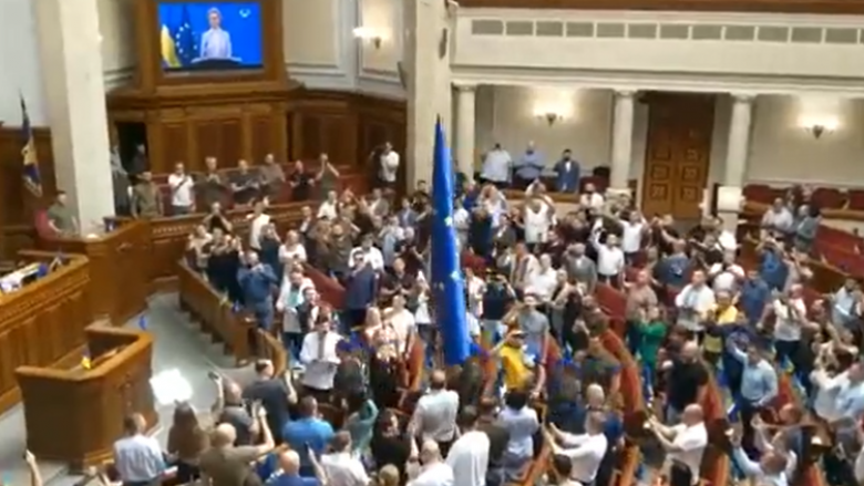 Flamuri i BE-së valoi për herë të parë në parlamentin ukrainas
