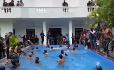 Protestuesit në Sri Lanka ia fusin not në pishinën e presidentit - vërshuan në rezidencën e tij pasi po ia kërkojnë dorëheqjen