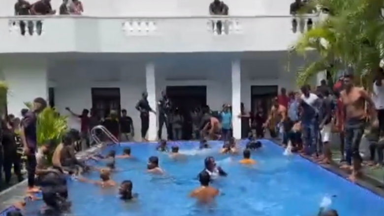 Protestuesit në Sri Lanka ia fusin not në pishinën e presidentit – vërshuan në rezidencën e tij pasi po ia kërkojnë dorëheqjen