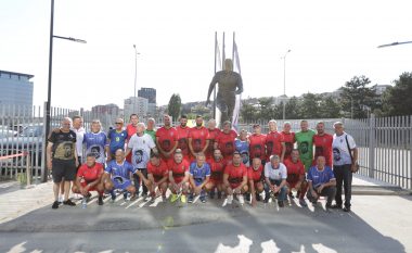 Veteranët e futbollit mbarëkombëtar e nderuan legjendën Fadil Vokrri – Ekipi i Kosovës e fitoi turneun