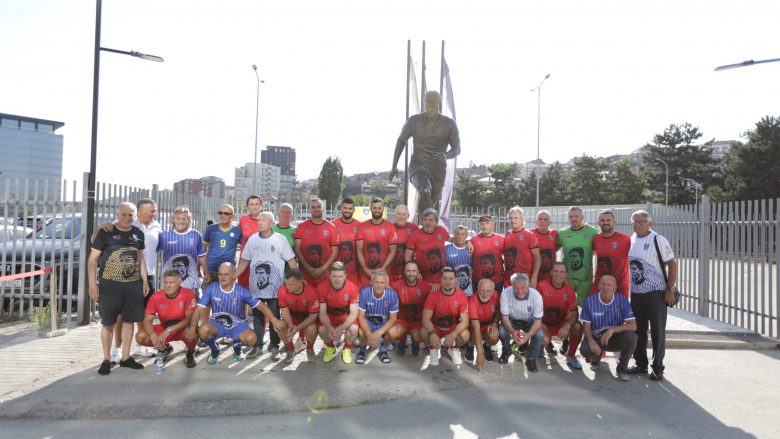 Veteranët e futbollit mbarëkombëtar e nderuan legjendën Fadil Vokrri – Ekipi i Kosovës e fitoi turneun