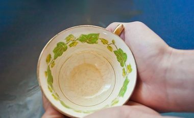Mos e hidhni garniturën e vjetër: Tri mjete të forta që largojnë njollat e yndyrës dhe njollat nga enët qeramike