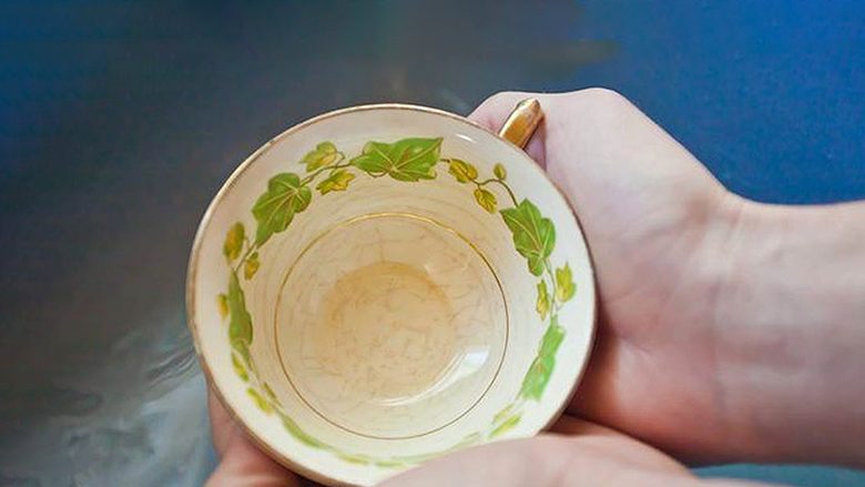 Mos e hidhni garniturën e vjetër: Tri mjete të forta që largojnë njollat e yndyrës dhe njollat nga enët qeramike