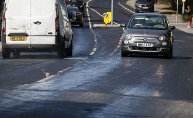 "Dukej sikur makinat po kalonin nëpër ujë": Shihni se çfarë i ka bërë i nxehti ekstrem një rruge në Angli