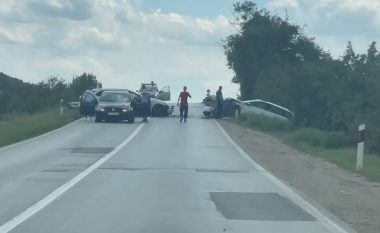 Dy aksidente në rrugët e Kosovës, të përfshira 5 vetura me disa të lënduar