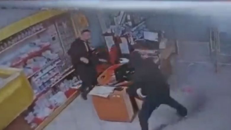 Publikohet video nga grabitja me armë zjarri në një pikë karburanti në Koçan