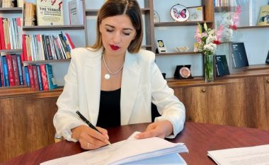 Ministrja Haxhiu nënshkrun vendimin për zbritjen e çmimeve për shërbimet noteriale
