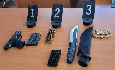 Policia bastis shtëpinë e një personi në Viti – i gjen armë, fishekë, thikë e boks metali