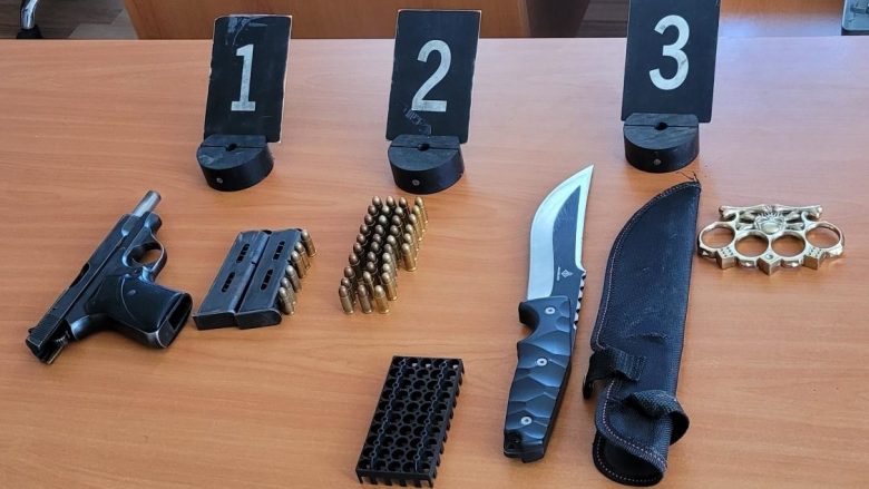 Policia bastis shtëpinë e një personi në Viti – i gjen armë, fishekë, thikë e boks metali