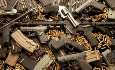 Tre të akuzuar pranojnë fajësinë për import dhe shitje të armëve dhe municionit