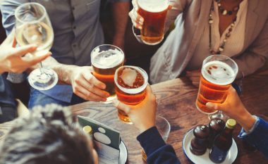 Meshkujt nën 40 vjeç nuk rekomandohet të pinë më shumë se një gotë birrë në ditë