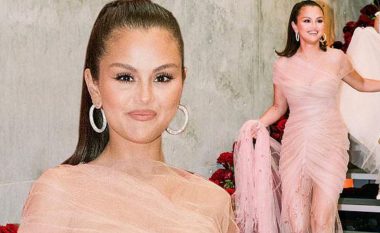 Selena Gomez duket magjepsëse me një fustan rozë në festën e ditëlindjes së saj të 30-të