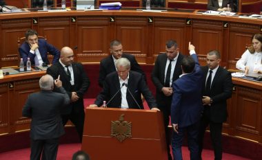 Berishës nuk i jepet fjala në Kuvend, deputetët e PD bllokojnë foltoren