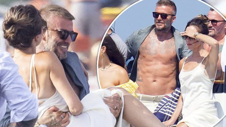 David Beckham bëhet xhentëlmen për Victorian gjatë pushimeve, nuk e lë të laget gjatë zbritjes nga jahti luksoz