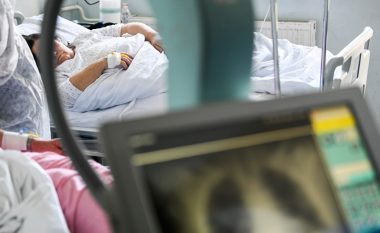87 pacientë me coronavirus po trajtohen në spitalet e vendit – dy prej tyre foshnje