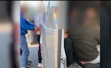 Transportonin 23 emigrantë të paligjshëm, vihen në pranga 2 shtetas në Tepelenë