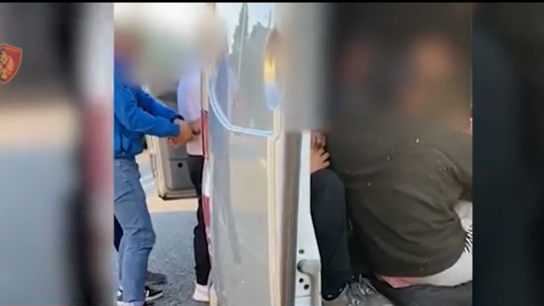 Transportonin 23 emigrantë të paligjshëm, vihen në pranga 2 shtetas në Tepelenë