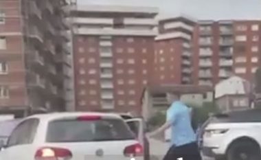 Publikohen pamje të dhunshme të reperit Fero, duke grushtuar një qytetar në veturë