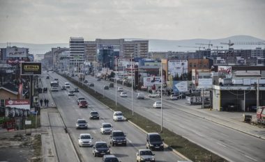 Shkaktoi aksident trafiku në magjistralen Fushë Kosovë- Prishtinë, arrestohet i dyshuari