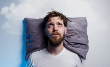 A e penalizon gjumin stresi apo e favorizon atë?