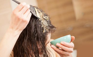 Nëse ju bien flokët, bëni këtë trajtim në shtëpi: Ringjallni flokët me ndihmën e tre përbërësve
