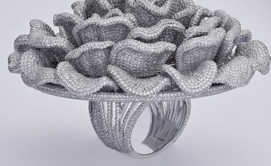 Kjo unazë në formë kërpudhe theu rekordin botëror për numrin e diamanteve në një unazë të vetme