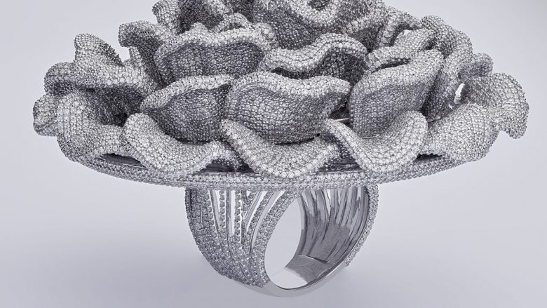 Kjo unazë në formë kërpudhe theu rekordin botëror për numrin e diamanteve në një unazë të vetme