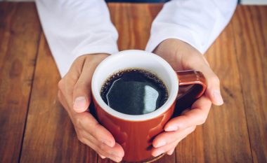Mënyra si të pini kafe për të parandaluar efektet anësore të kafeinës