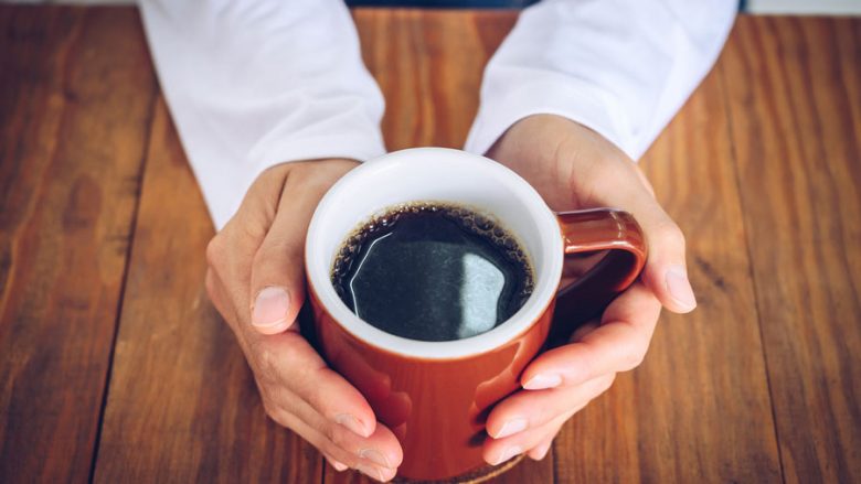 Mënyra si të pini kafe për të parandaluar efektet anësore të kafeinës