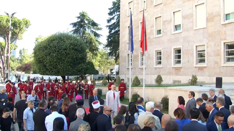 Ngritet flamuri i BE-së në Tiranë me ceremoni, Rama: Sot një ditë e re për Shqipërinë