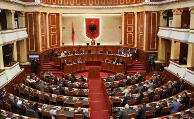 Deputetët në Shqipëri kërkojnë rritje të pagave