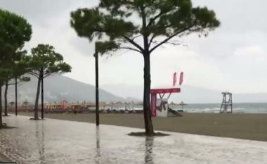 Plazhet e Shqipërisë sot i kaploi stuhia dhe shiu, meteorologët tregojnë si do të jetë në fundjavë