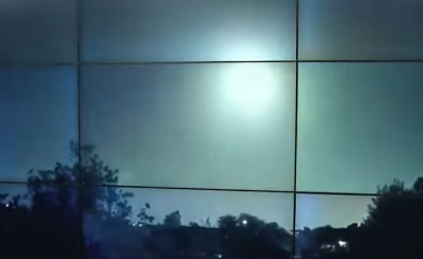 Një top drite që besohet se ishte një meteor ndriçoi qiellin e natës mbi Teksas