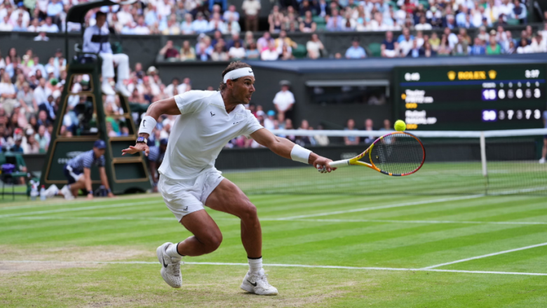 Nadal merr një lajmin katastrofik: Ai ka një këputje 7 milimetra në muskujt e barkut, por mendon të luajë në gjysmëfinale të Wimbledon