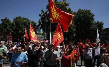 Policia ndalon katër persona nga protesta në Shkup