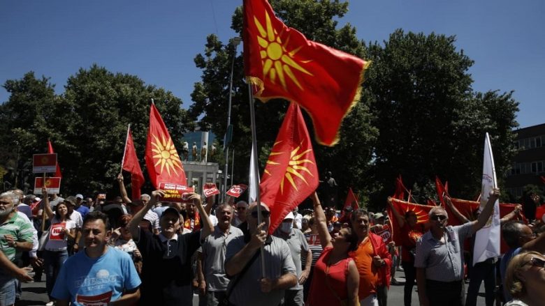 Policia ndalon katër persona nga protesta në Shkup